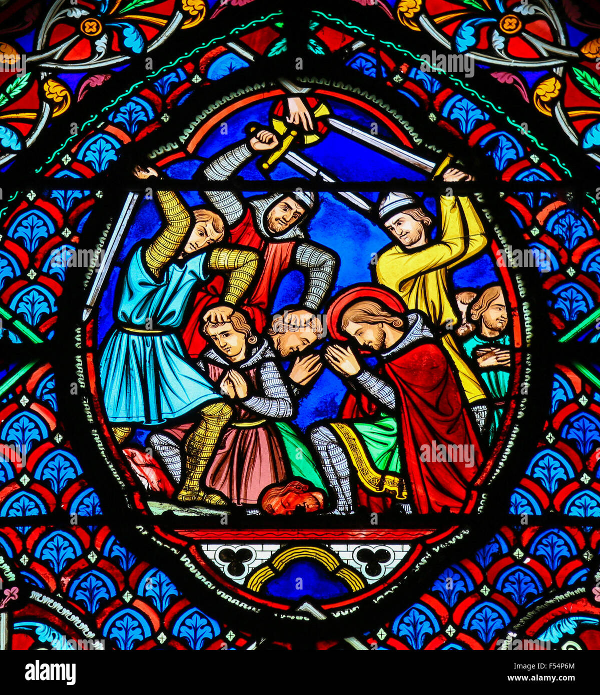 Glasmalerei-Fenster Darstellung Märtyrer in der Saint-Gatien-Kathedrale von Tours, Frankreich. Stockfoto