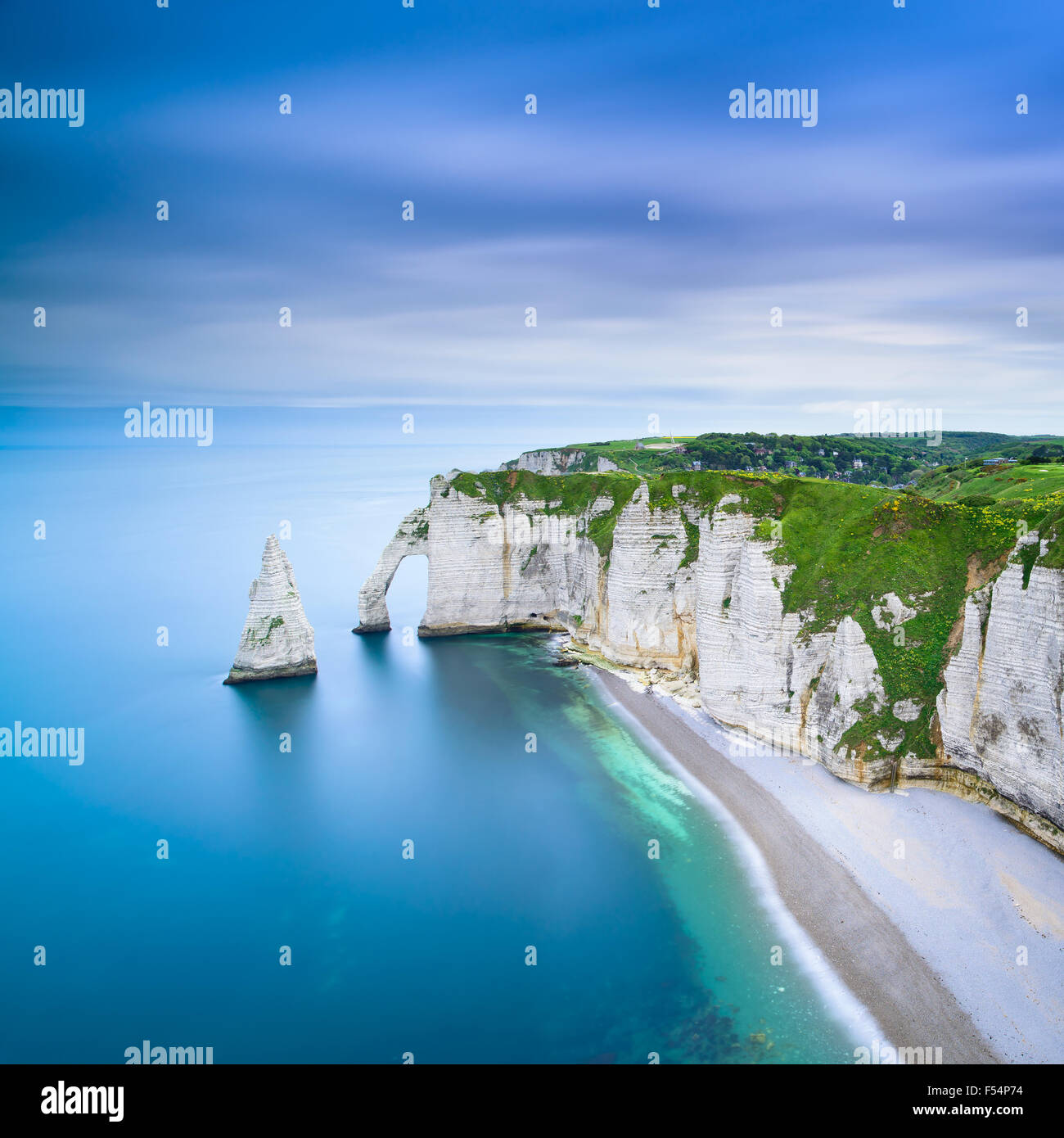 Etretat Aval Klippe, Felsen und Bogen Naturdenkmal und blaues Meer. Luftaufnahme. Normandie, Frankreich, Europa. Stockfoto