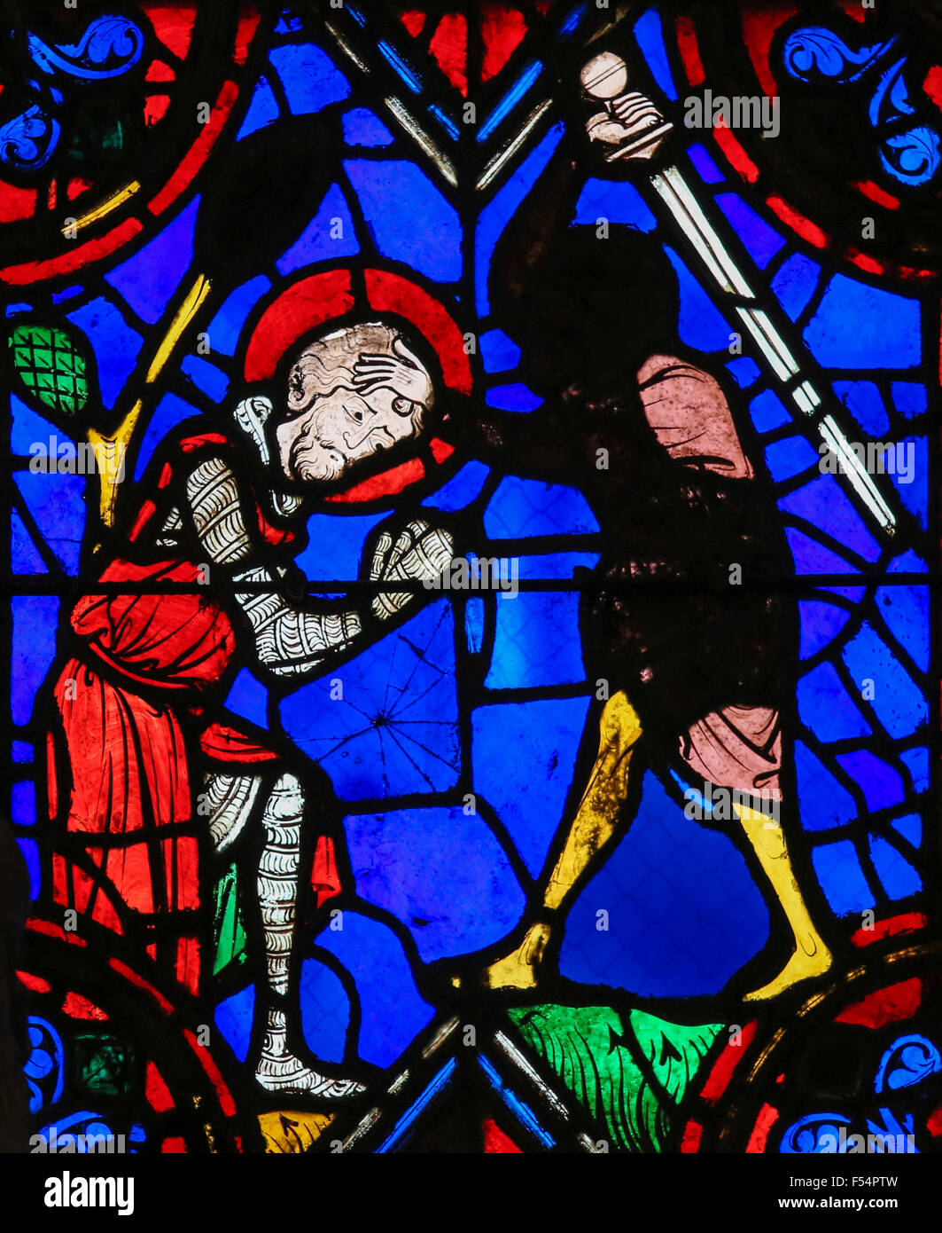 Glasmalerei-Fenster zeigt die Ausführung eines Märtyrers in der Saint-Gatien-Kathedrale von Tours, Frankreich. Stockfoto