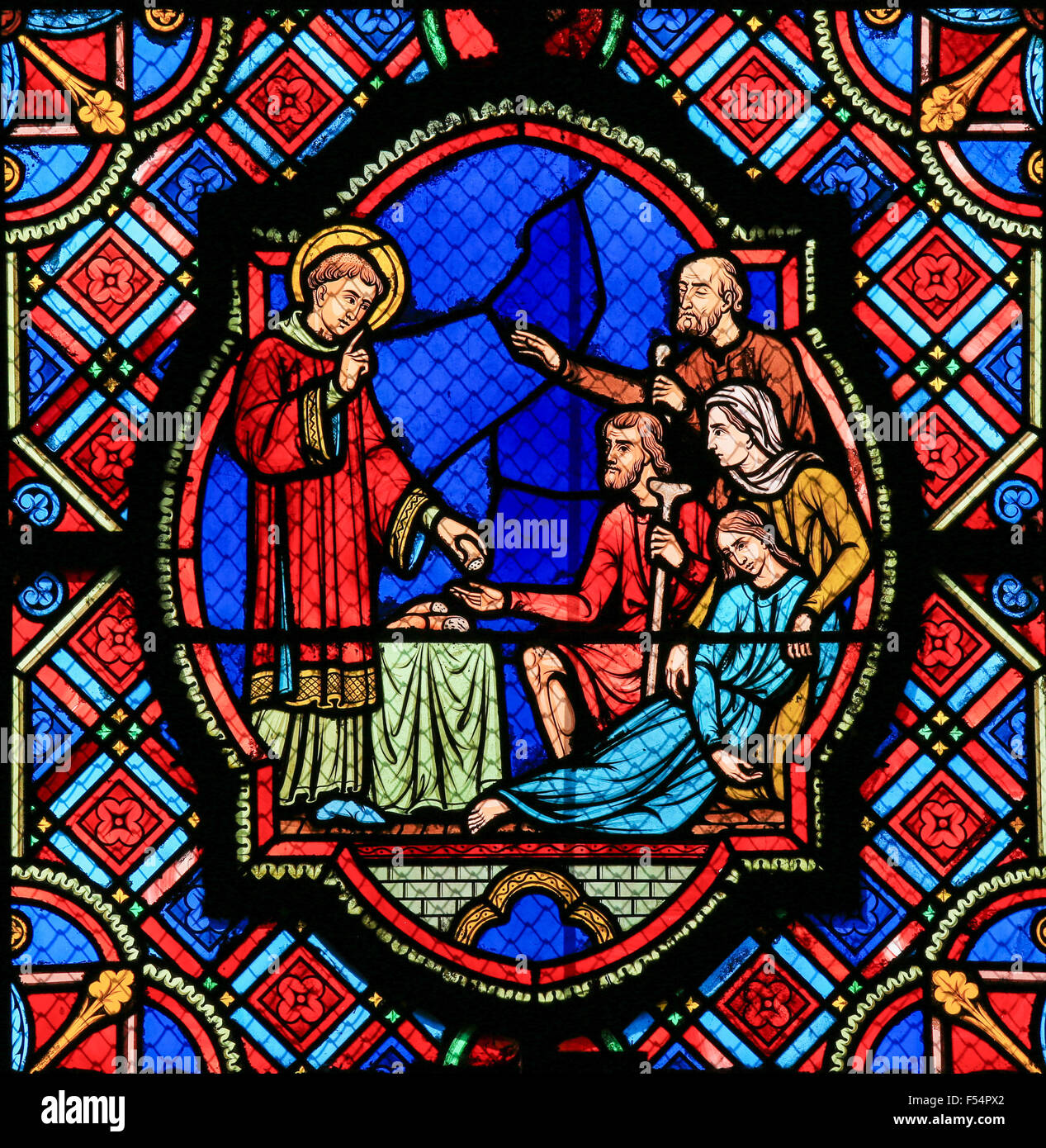 Glasfenster, die Heiligen austeilen Brot in der Kathedrale von Tours, Frankreich. Stockfoto