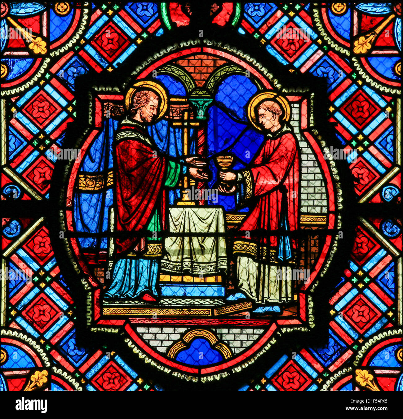 Glasmalerei-Fenster Darstellung Jesus und ein Heiliger mit der Eucharistie in der Kathedrale von Tours, Frankreich. Stockfoto