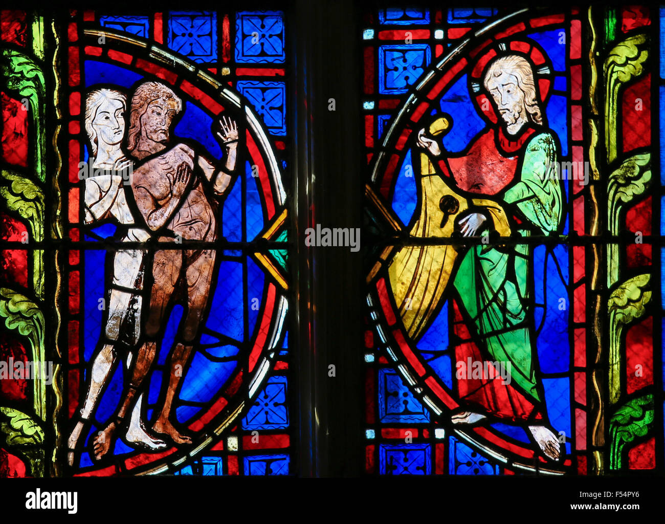 Glasmalerei-Fenster Darstellung von Adam und Eva in der Kathedrale von Tours, Frankreich. Stockfoto