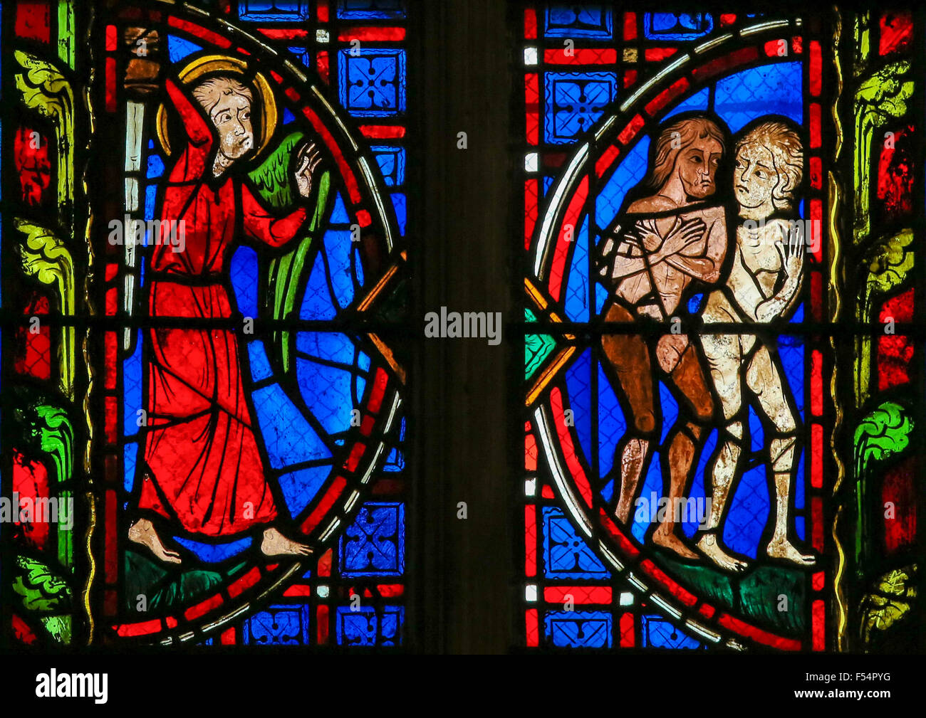 Glasmalerei der Fenster Darstellung von Adam und Eva aus dem Paradies in der Kathedrale von Tours, Frankreich vertrieben. Stockfoto