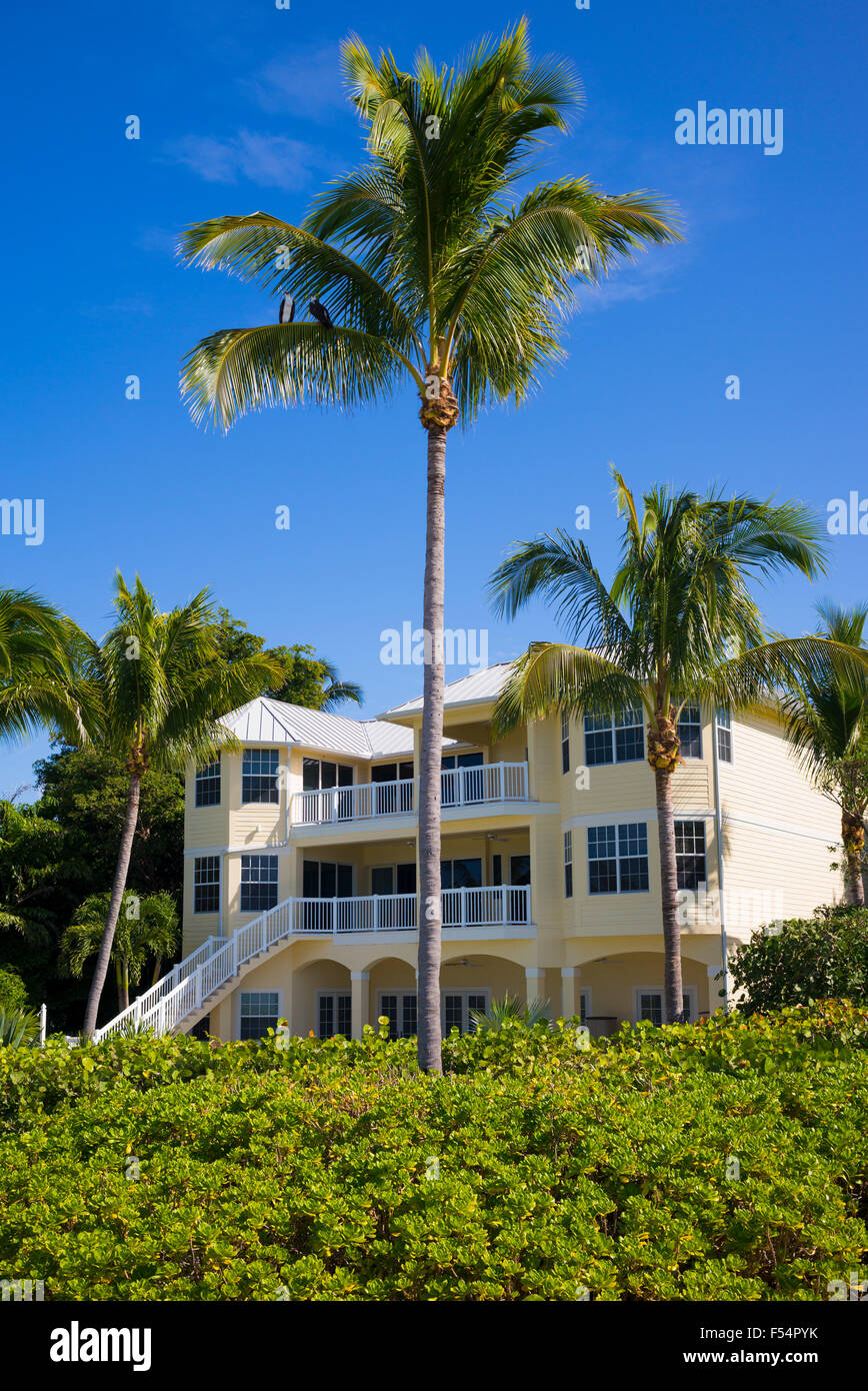 Luxus-Hotel, umgeben von Palmen im gehobenen South Seas Island Resort auf Captiva Island im subtropischen Florida, USA Stockfoto