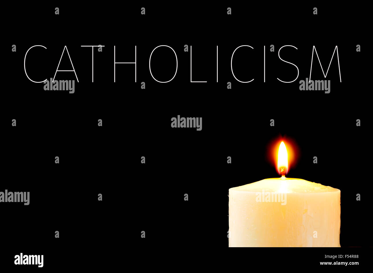 eine brennende Kerze und das Wort Katholizismus geschrieben in weiß auf schwarzem Hintergrund Stockfoto