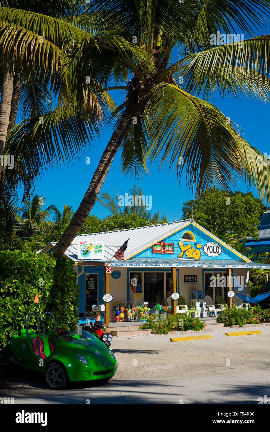 Souvenir und Wassersport Ausrüstung Shop Yolo und Palmen Bäume in der Innenstadt von Captiva Island in Florida, USA Stockfoto