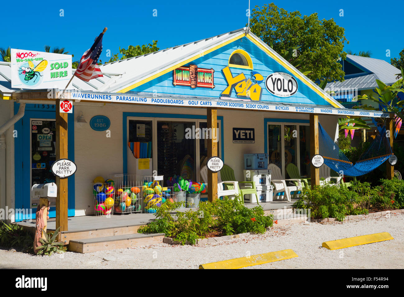 Souvenir und Wassersport Ausrüstungsshop Yolo mit Adirondack Stühle und Hängematte in der Innenstadt von Captiva Island in Florida, USA Stockfoto