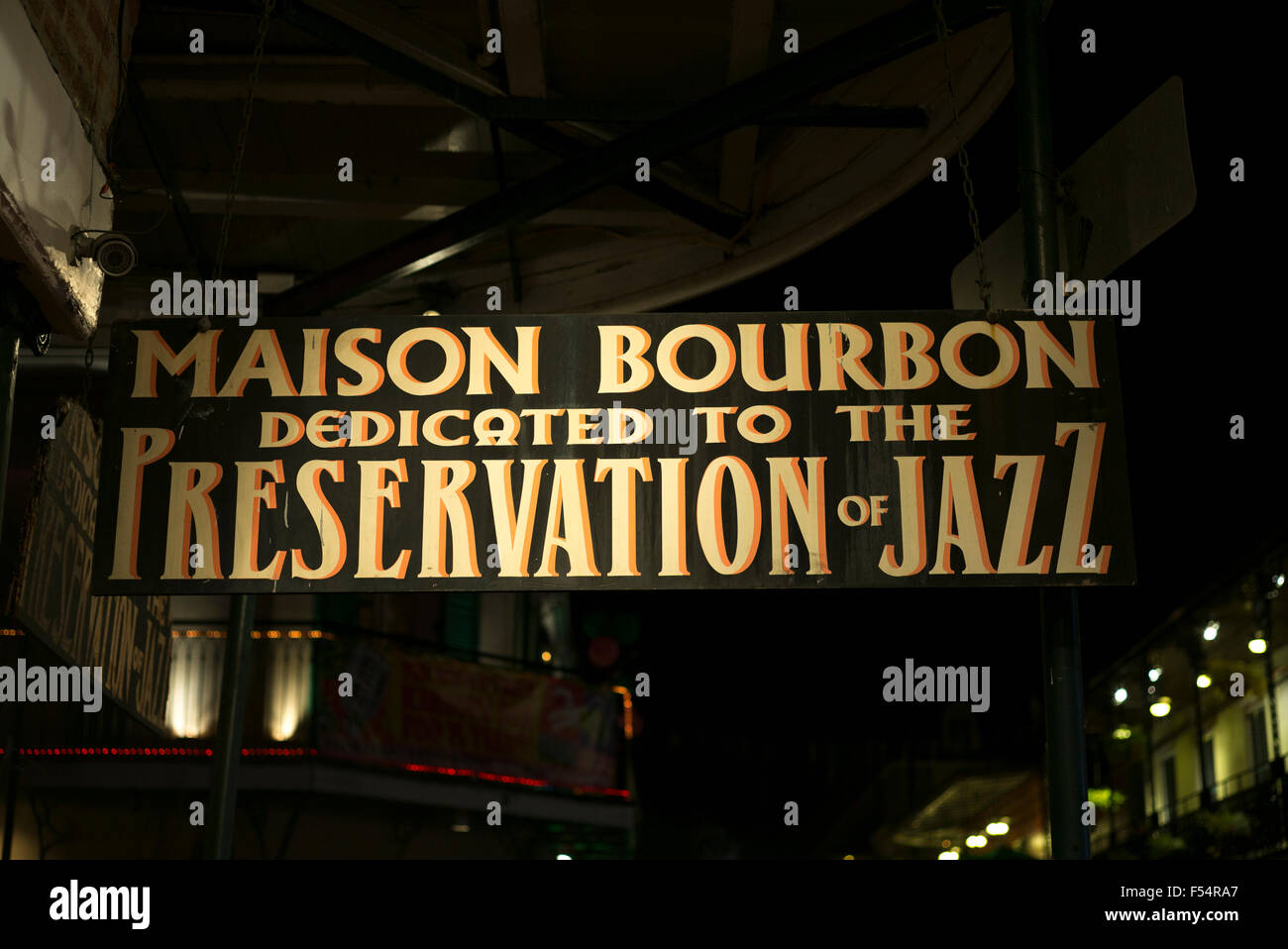 Maison Bourbon live jazz-Club anmelden berühmte Bourbon Street im French Quarter von New Orleans, Louisiana, USA Stockfoto