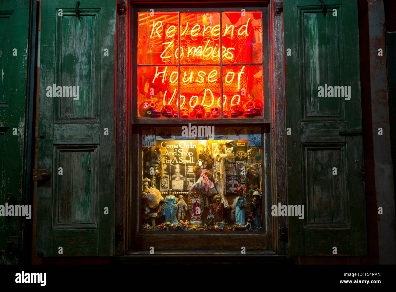 Voodoo-Symbole laden Bourbon Street im French Quarter von New Orleans, USA Stockfoto