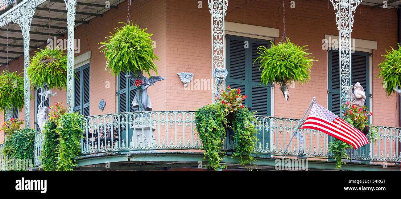 Typische Architektur schmiedeeisernen Balkon, an Ecke St Philip und Royal Street, French Quarter, New Orleans, USA Stockfoto