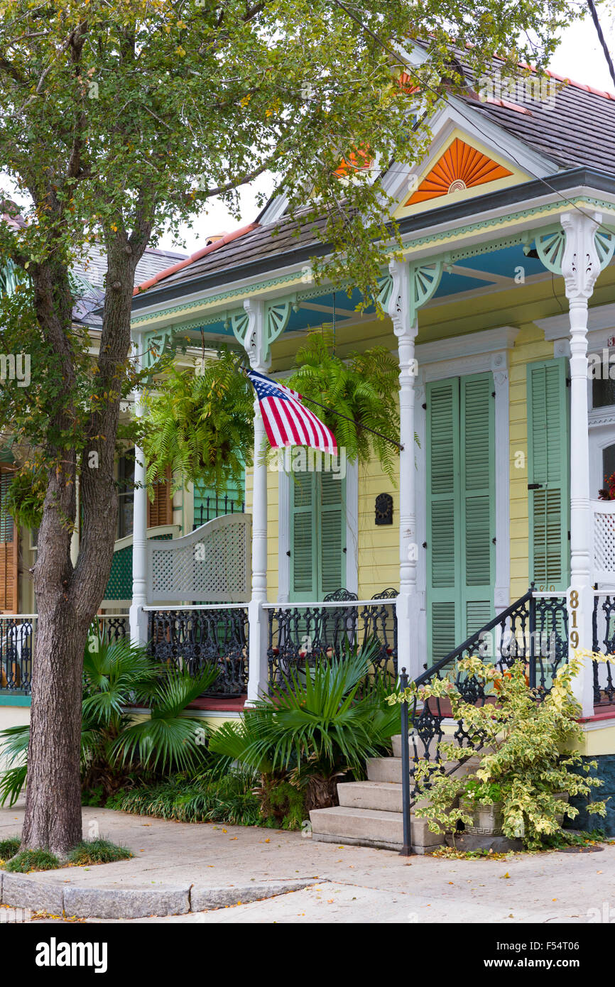 Traditionellen Schindeln kreolischen Cottage nach Hause und Sternenbanner Flagge im Faubourg Marigny historischen Bezirk von New Orleans, USA Stockfoto