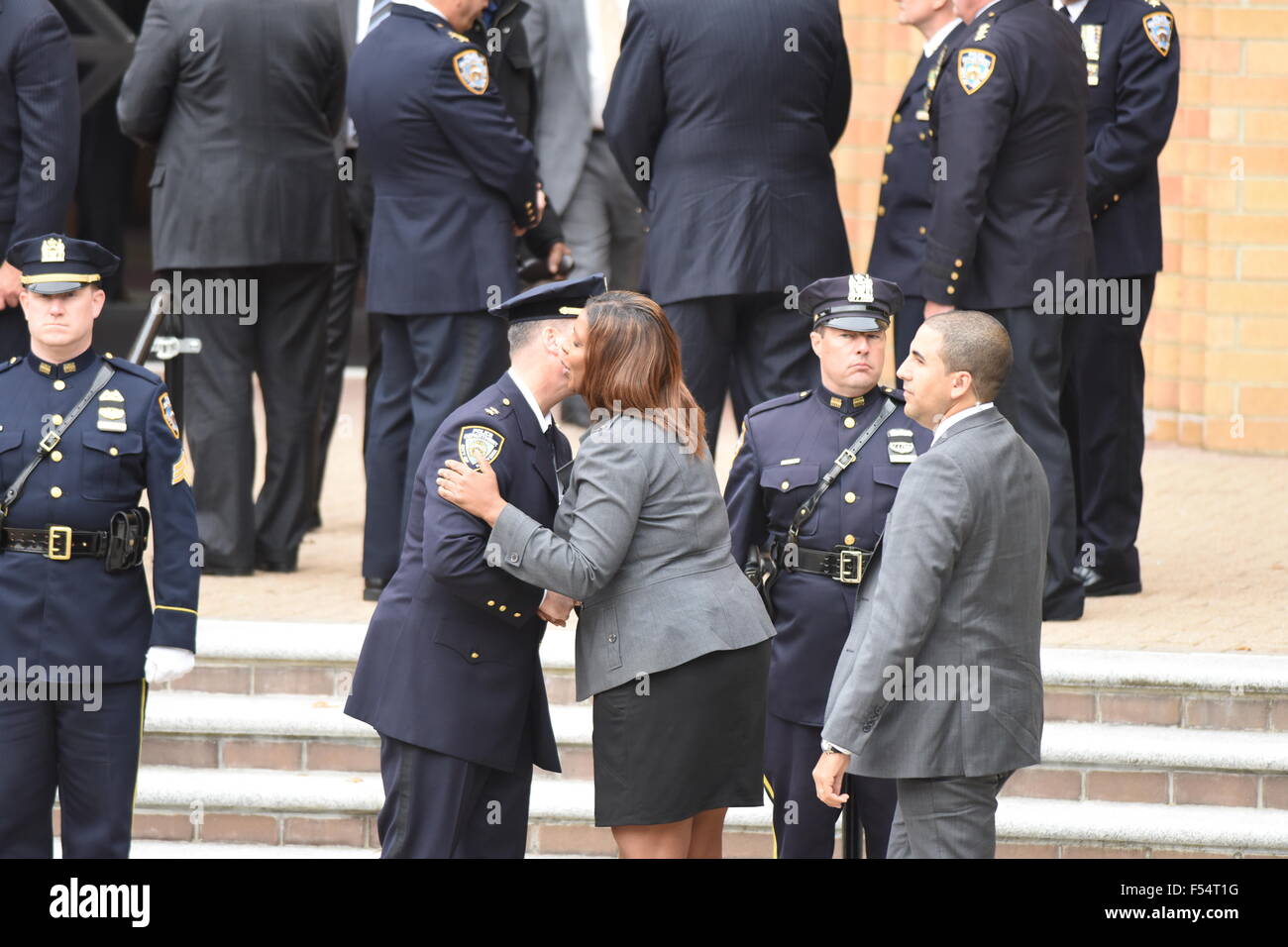 New York City, USA. 27. Oktober 2015. NYC öffentlicher Fürsprecher Leticia James kommt bei größeren Allen AME. Polizisten aus ganz Nordamerika, Familien der Polizei und der gewählten Beamten besuchte einen Besichtigungstermin für getöteten NYPD Offizier Randolph Halter in Jamaica, Queens Credit: Andy Katz/Pacific Press/Alamy Live News Stockfoto