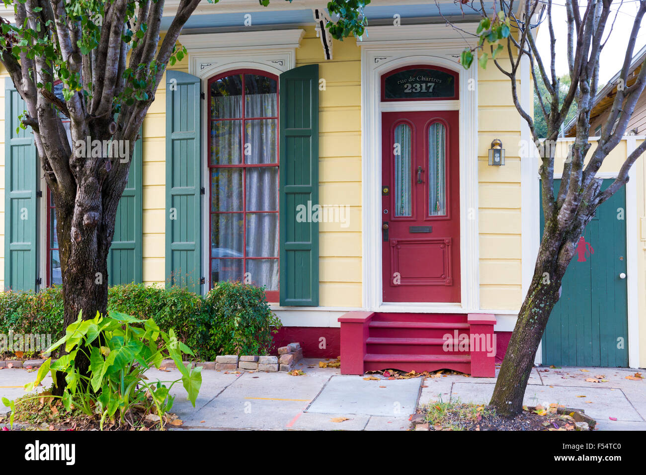 Traditionelle helle Farbe Schindeln kreolischen Cottage home im Faubourg Marigny historischen Bezirk von New Orleans, USA Stockfoto