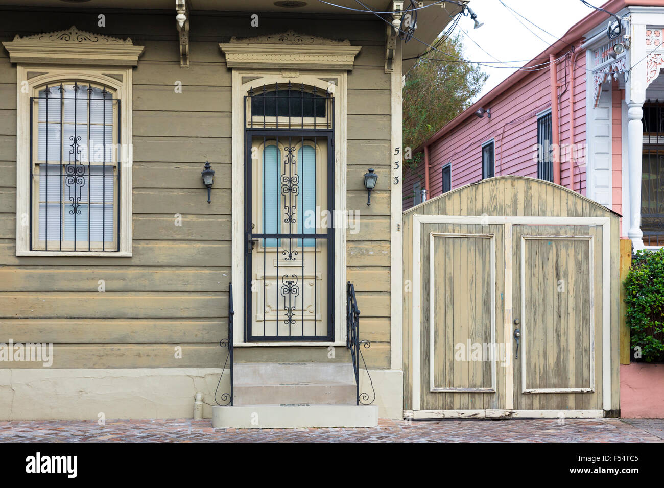 Traditionelle helle Farbe Schindeln kreolischen Cottage home im Faubourg Marigny historischen Bezirk von New Orleans, USA Stockfoto