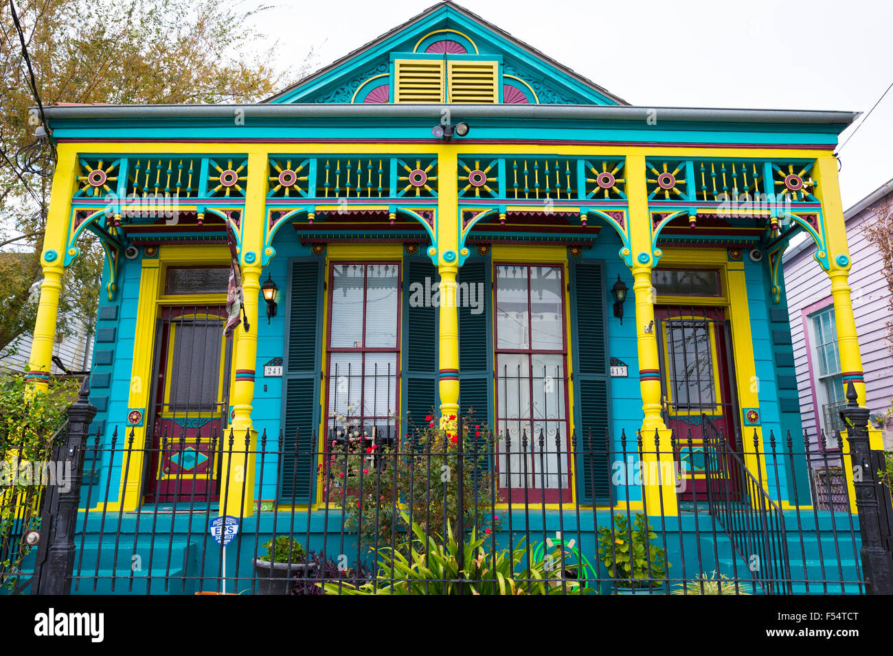 Traditionelle hell Schindeln kreolischen Cottage mit vorderen Stoop in Faubourg Marigny historischen Bezirk von New Orleans, USA Stockfoto