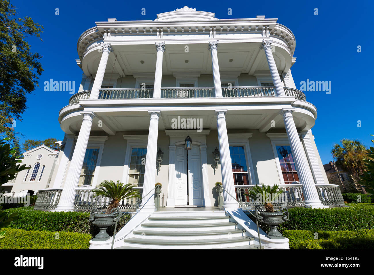 Traditionelle grand klassizistische Herrenhaus mit Doppel-Galerie und Spalten im Garden District von New Orleans, USA Stockfoto