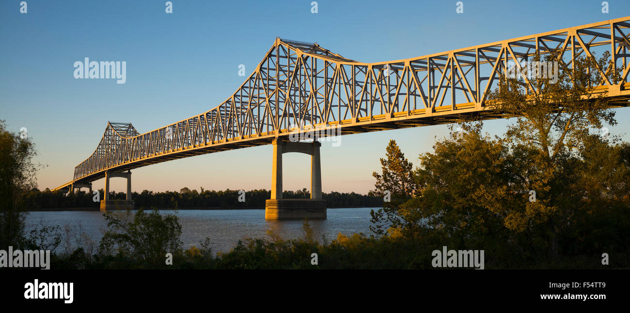 State route 70 Brücke über Mississippi Fluß am Grenzübergang in der Nähe von Union & Burnside. Vacherie, Louisiana, USA Stockfoto