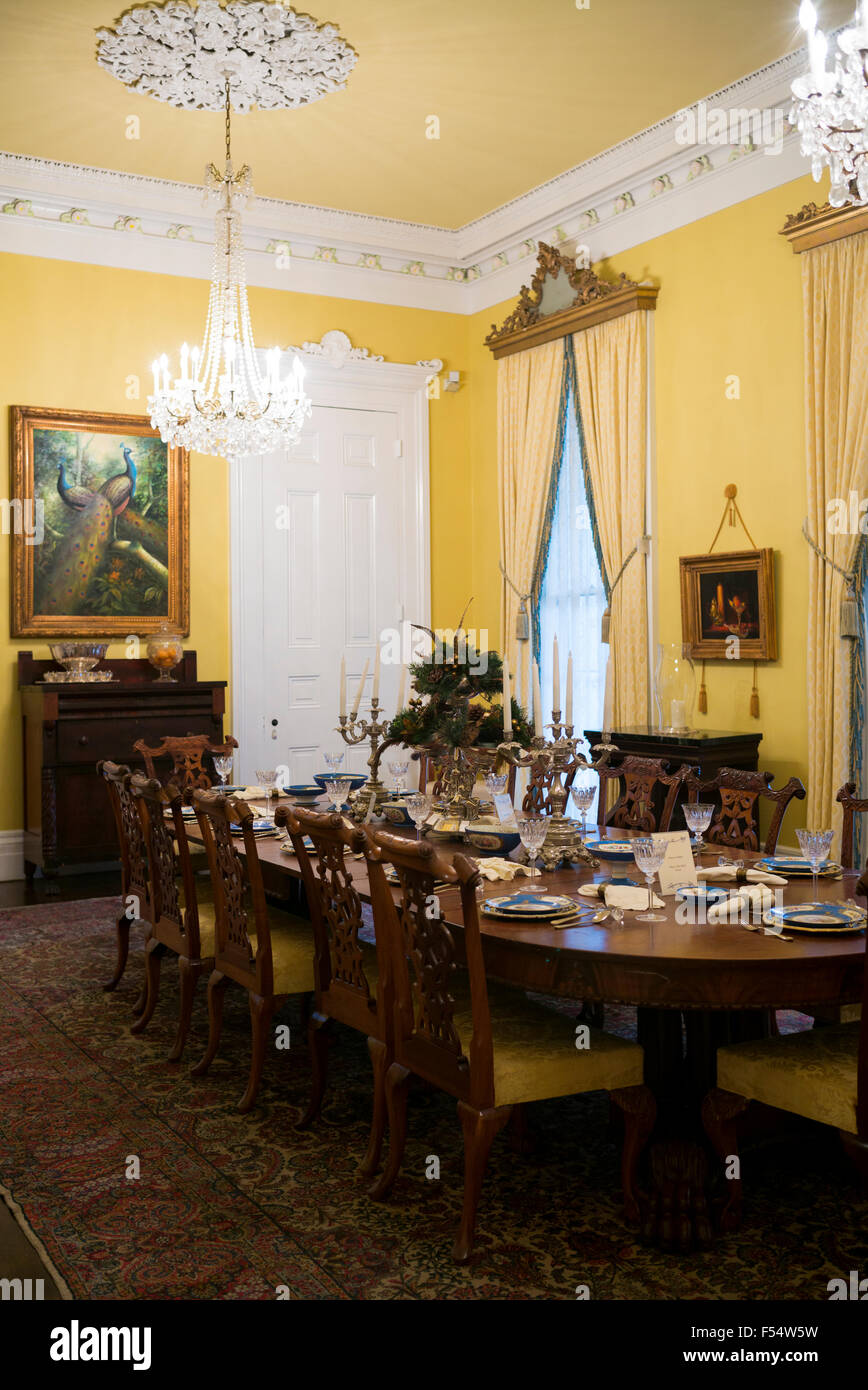Nottaway Plantage des 19. Jahrhunderts antebellum Villa Esszimmer mit Tisch-Einstellungen und Kronleuchter in Louisiana, USA Stockfoto