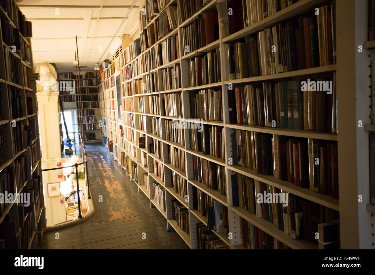 kleine Bibliothek engen Flur Bücherregale Stockfoto