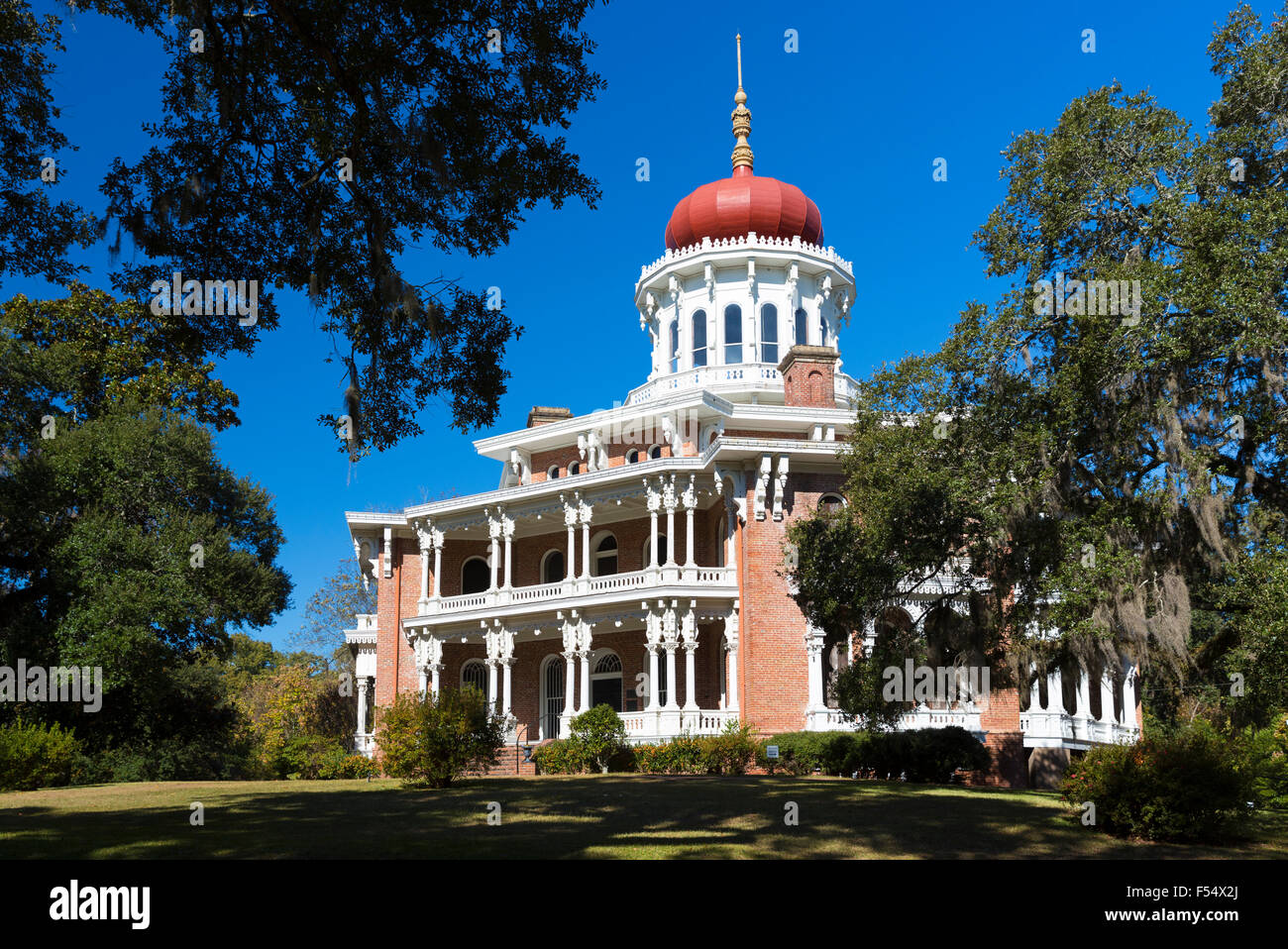 Longwood aus dem 19. Jahrhundert Vorkriegs Plantage Herrenhaus mit byzantinischen Kuppeldach, Phaseneiche mit Moos, Natchez, Mississippi, Vereinigte Staaten Stockfoto