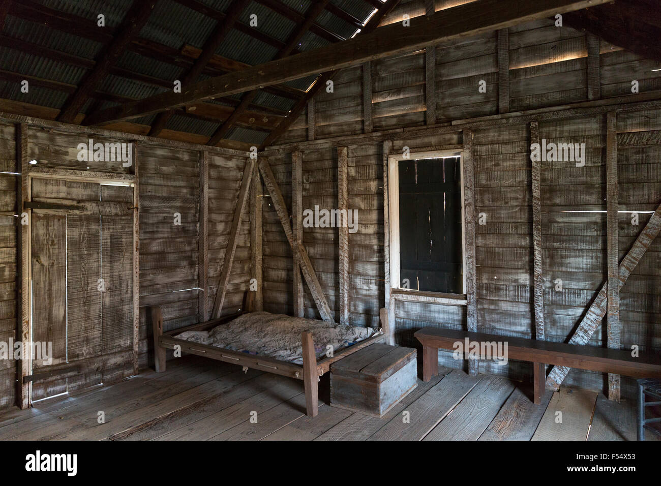 Innere des erhaltenen Slave Viertel Hütte am Baumwollplantage in Frogmore Bauernhof in Ferriday, den tiefen Süden, Louisiana, USA Stockfoto