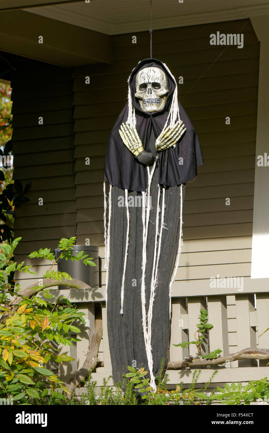 Halloween Skelett im schwarzen Gewand außerhalb eines Hauses, Vancouver, BC, Kanada gekleidet Stockfoto