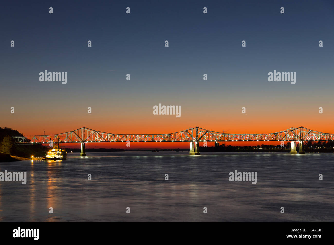 Nachtszene beleuchtete Eisen Freischwinger Natchez - Vidalia Brücke Brücke über dem Mississippi Fluß in Louisiana, USA Stockfoto
