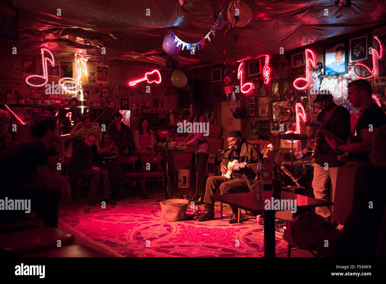 Bluesband, Gitarrist, Trommeln, Gesang in live-Performance auf der Bühne im Red Lounge Blues Club in Clarksdale, Mississippi, Vereinigte Staaten Stockfoto