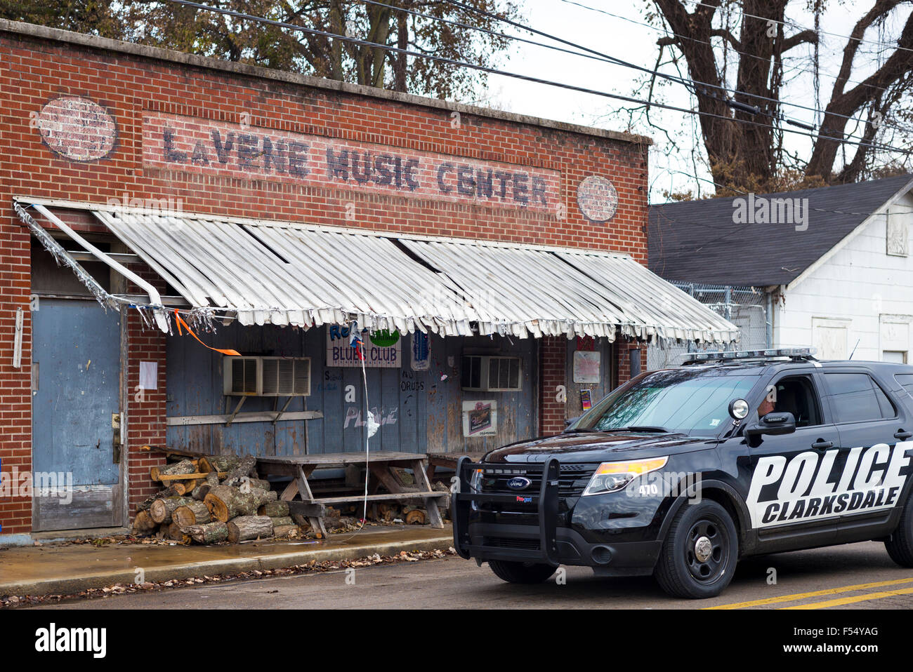 Polizeiauto vorbei Red Lounge Blues Club Eingang in Clarksdale, Geburtsort des Blues, Mississippi, USA Stockfoto