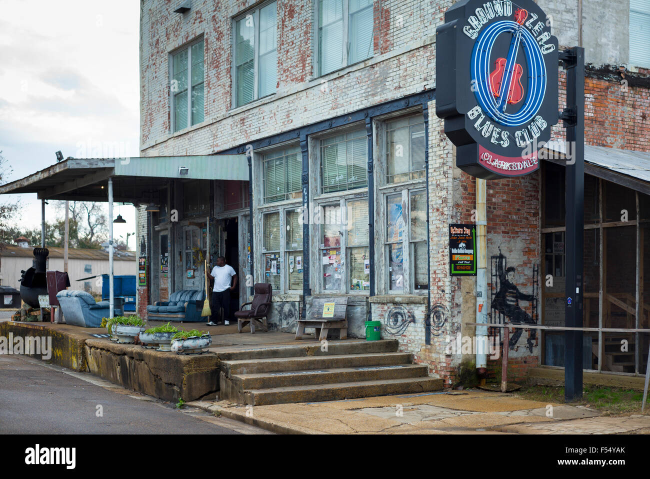 Reiniger bei der Arbeit im Morgan Freeman Ground Zero Blues Club in Clarksdale, Geburtsort des Blues, Mississippi USA Stockfoto