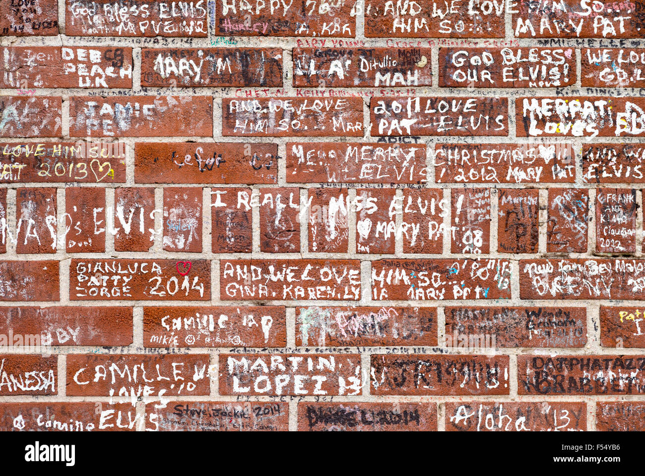 Liebe Nachrichten von treuen Fans, Graffiti an der Wand in Graceland, Heimat des Rock And Roll-star Elvis Presley, Memphis, Tennessee USA Stockfoto