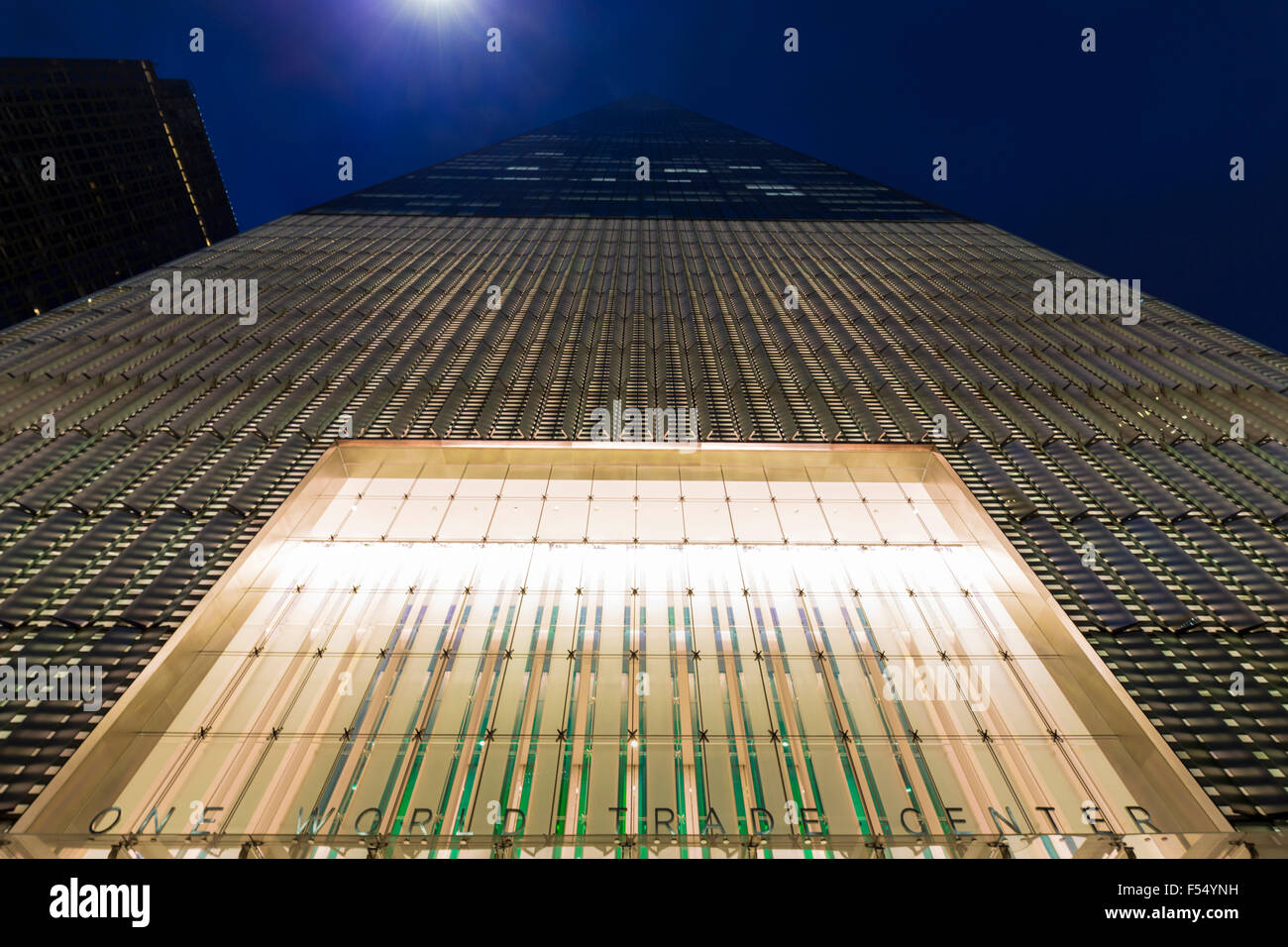 Das neue One World Trade Center mit elektrischem Licht auf in Downtown New York, USA Stockfoto