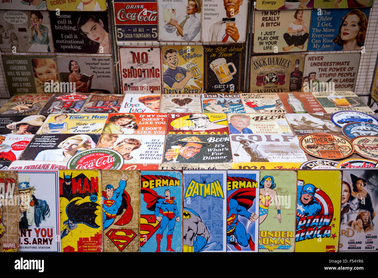 Zeitschriften, Karikaturen, Comics, Batman, Superman, Wonder Woman, Captain America und Plakate zum Verkauf am Stall, New York, USA Stockfoto