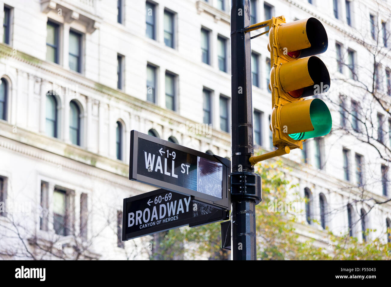 Grüne Ampel für GO an Ecke Wall Street und Broadway in New York, USA Stockfoto
