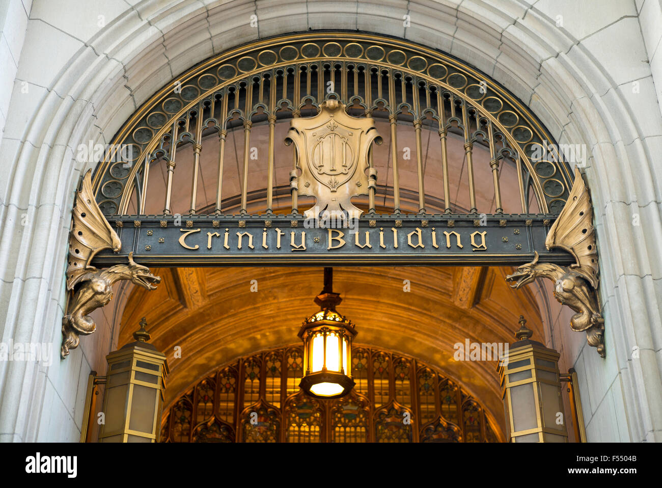 Traditionelle Architektur des Trinity Gebäude am Broadway in New York, USA Stockfoto
