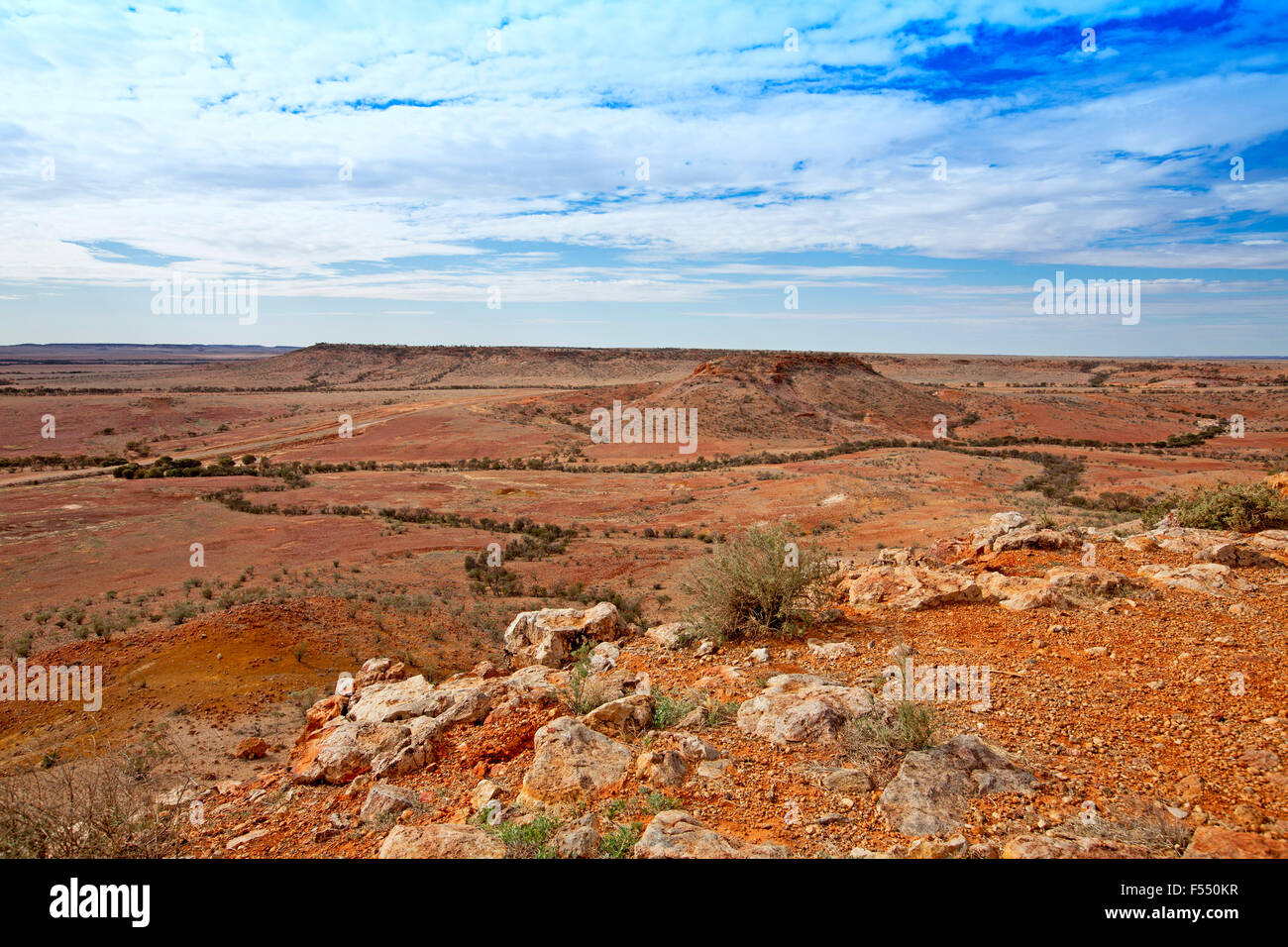 Atemberaubende australische Outback-Landschaft von Hilltop Lookout, felsigen Tafelberge auf weiten öden baumlosen rote Ebenen Horizont & Blau Himmel Strecken Stockfoto