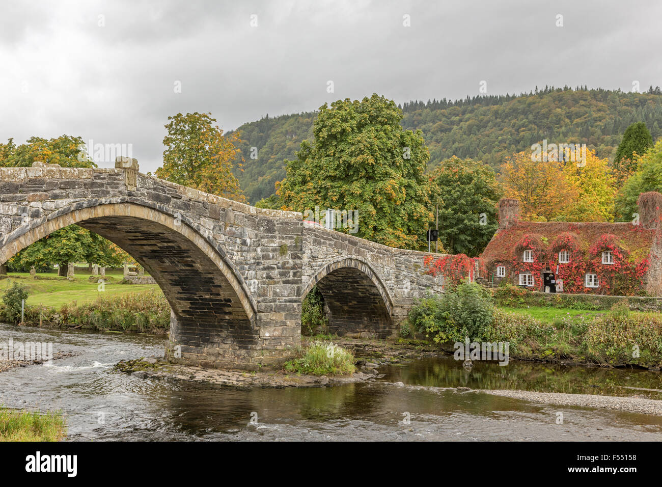 TU Hwnt i'r Bont ein 15. Jahrhundert Grad II aufgeführten Ferienhaus am Fluss Conwy Romanum, North Wales, UK Stockfoto