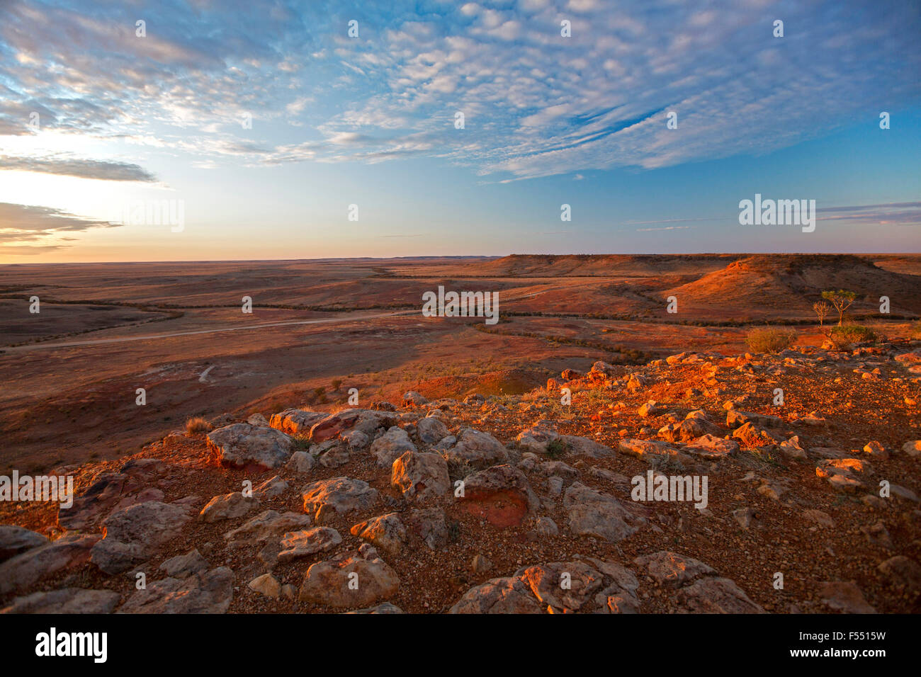 Atemberaubende australische Outback-Landschaft von Hilltop Lookout bei Sonnenuntergang, felsigen Tafelberge auf weiten öden baumlosen Ebenen Strecken zum fernen Horizont Stockfoto