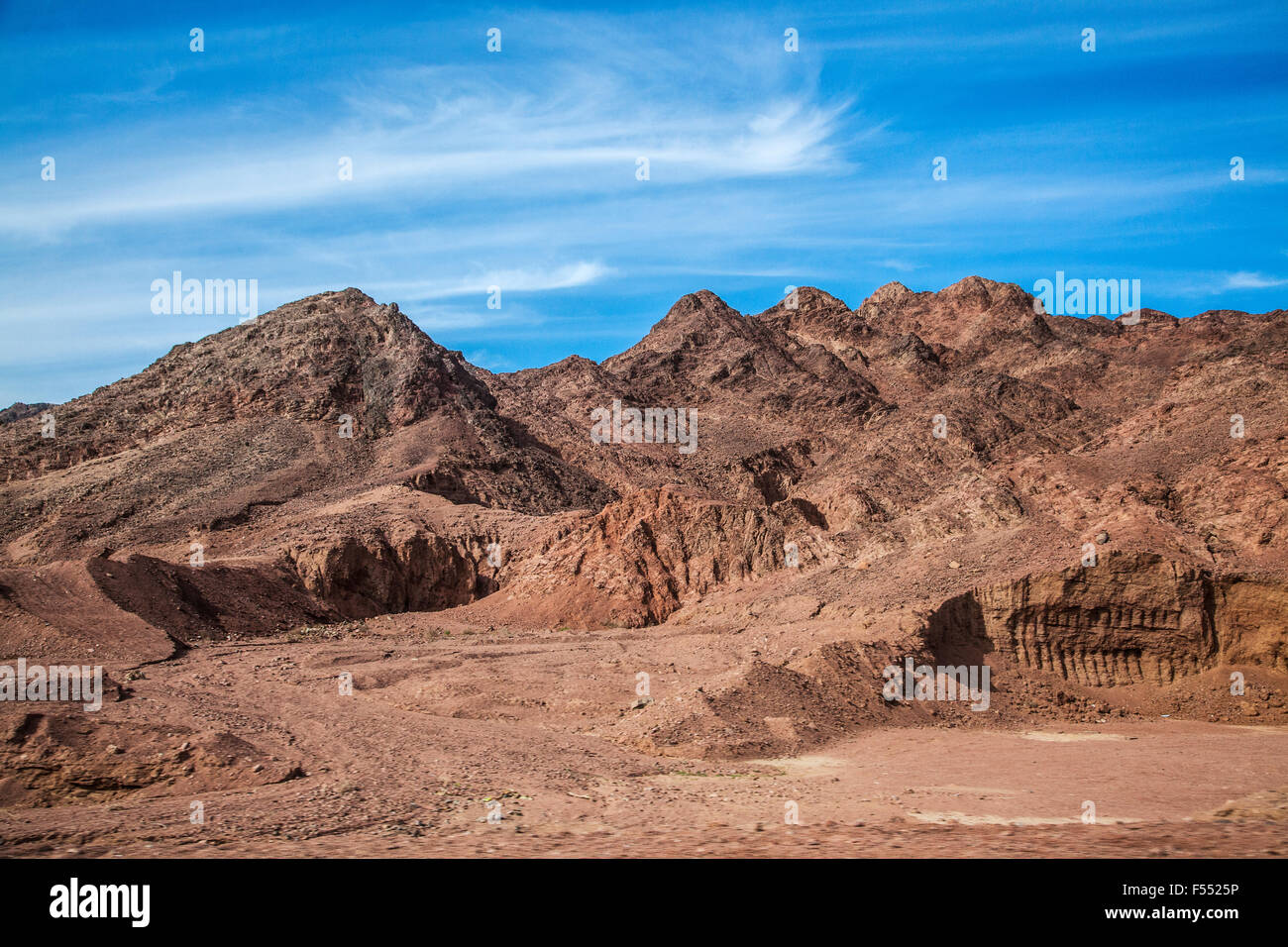 Die Wüstenlandschaft der Sinai-Halbinsel auf dem Weg von Kairo nach Dahab in Ägypten. Stockfoto