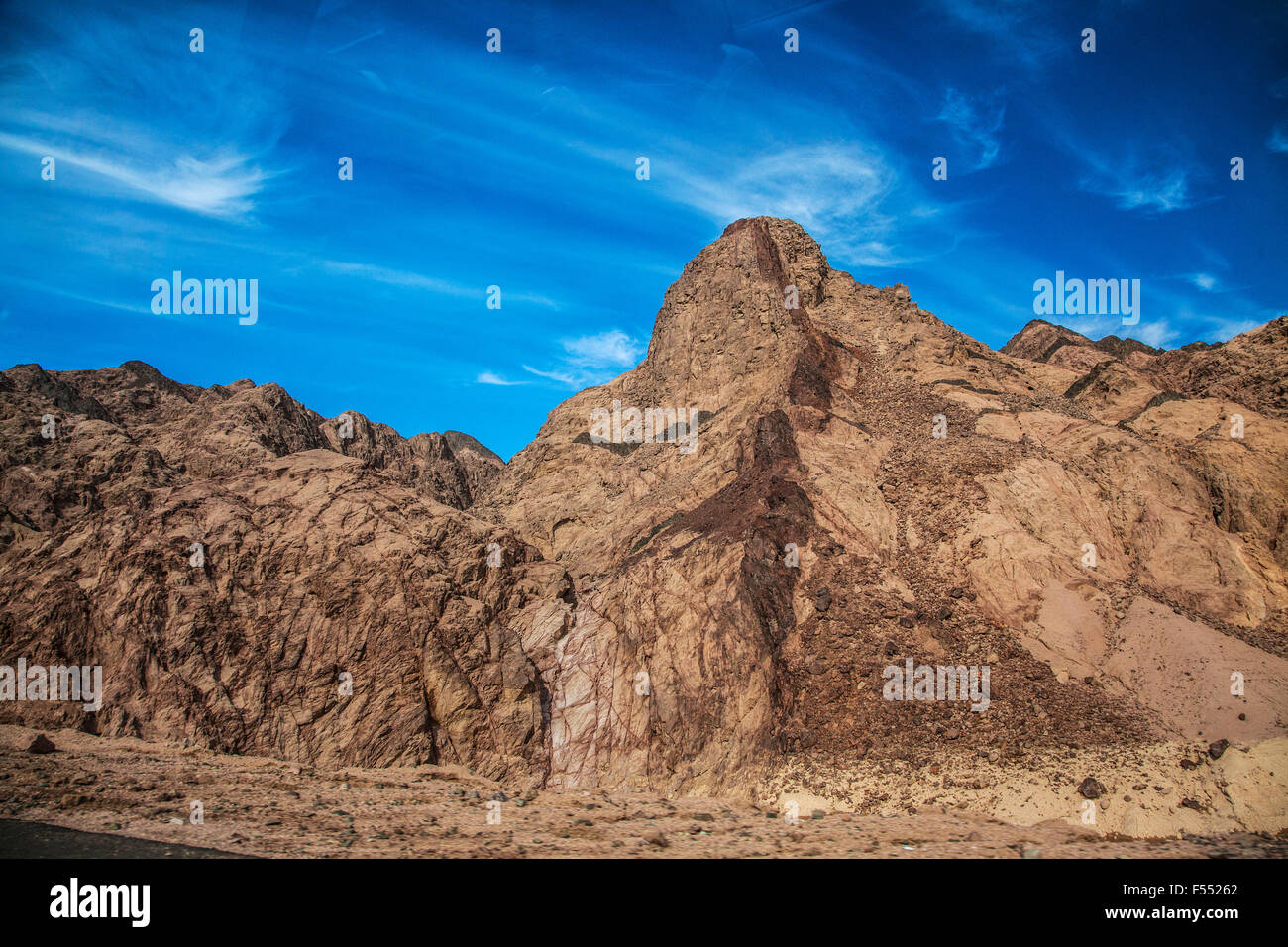 Die Wüstenlandschaft der Sinai-Halbinsel auf dem Weg von Kairo nach Dahab in Ägypten. Stockfoto