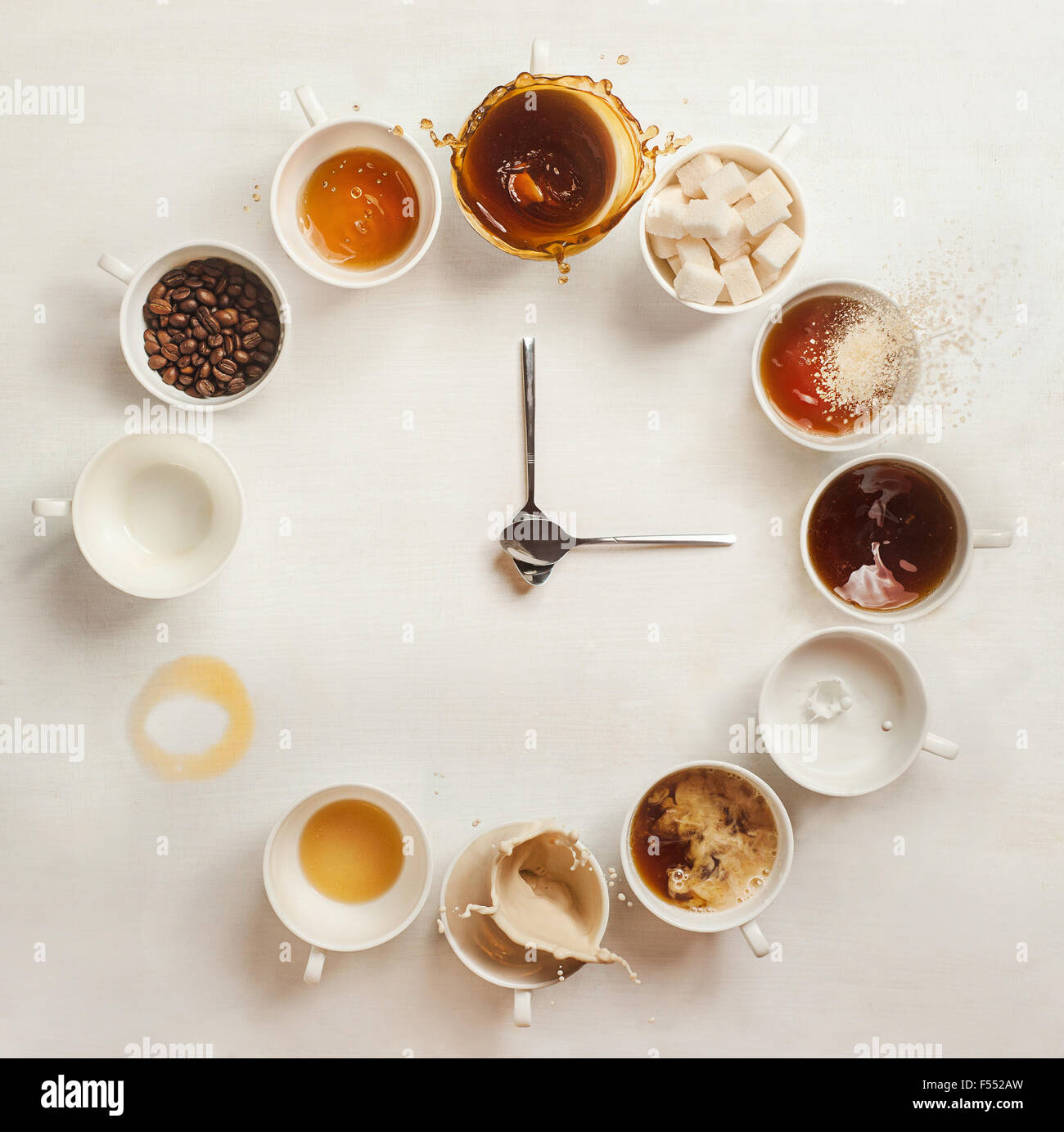 Kaffee Clock.Clock gemacht von einem Dutzend Tassen Kaffee (mit Kaffeebohnen, Milch und Spritzer). Es ist immer Kaffeezeit! Stockfoto