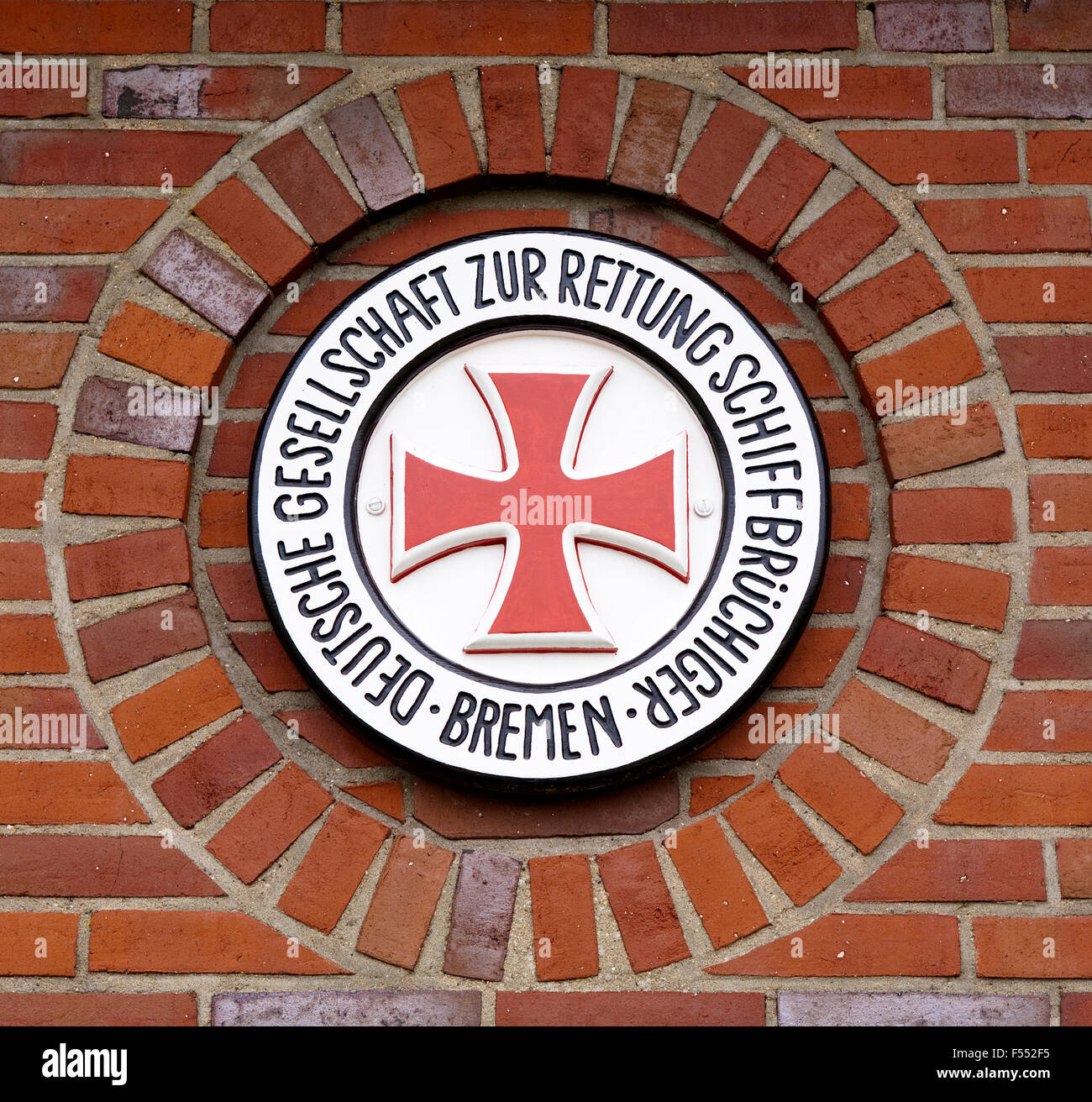 DEU, Deutschland, Schleswig-Holstein, Nordsee, Insel Amrum, Emblem des Deutschen Rettungsdienstes am Hafen in St. Stockfoto