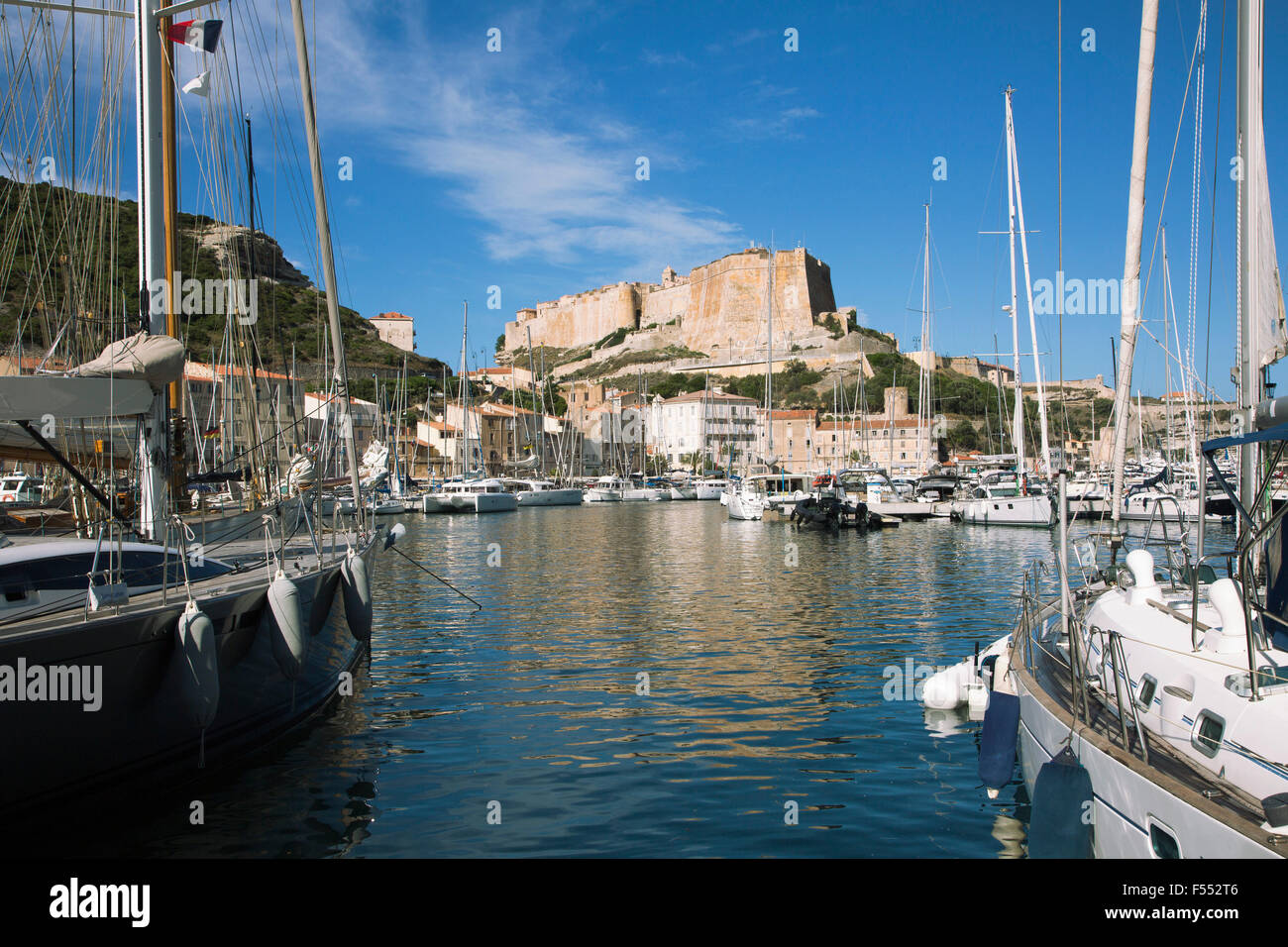 Boote im Hafen von Bonifacio Stockfoto