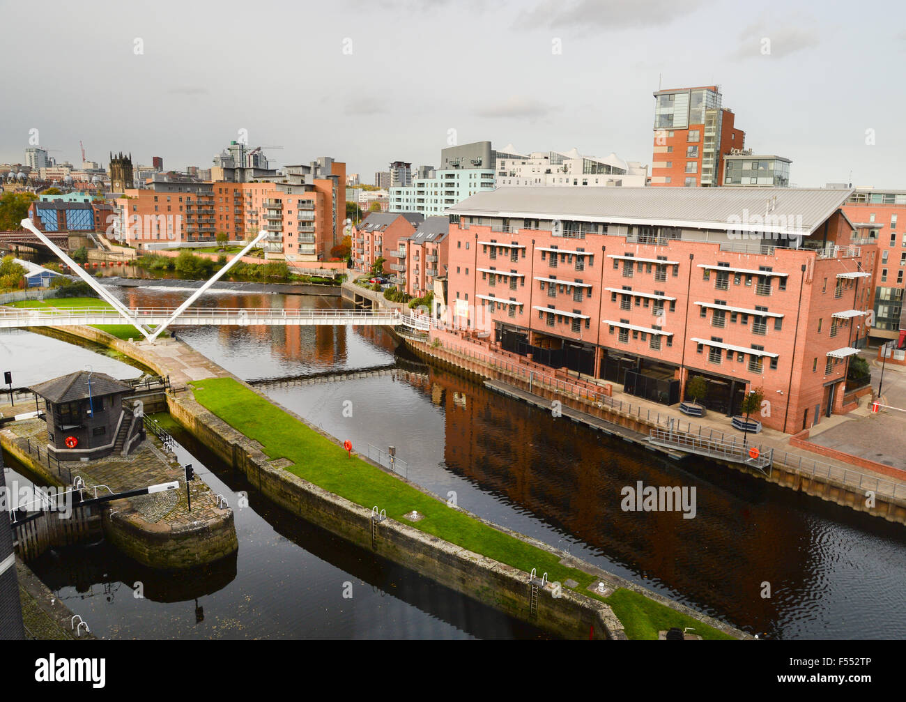 Der Fluss Aire und schloß mit dem Leeds Dock zuzugreifen Stockfoto