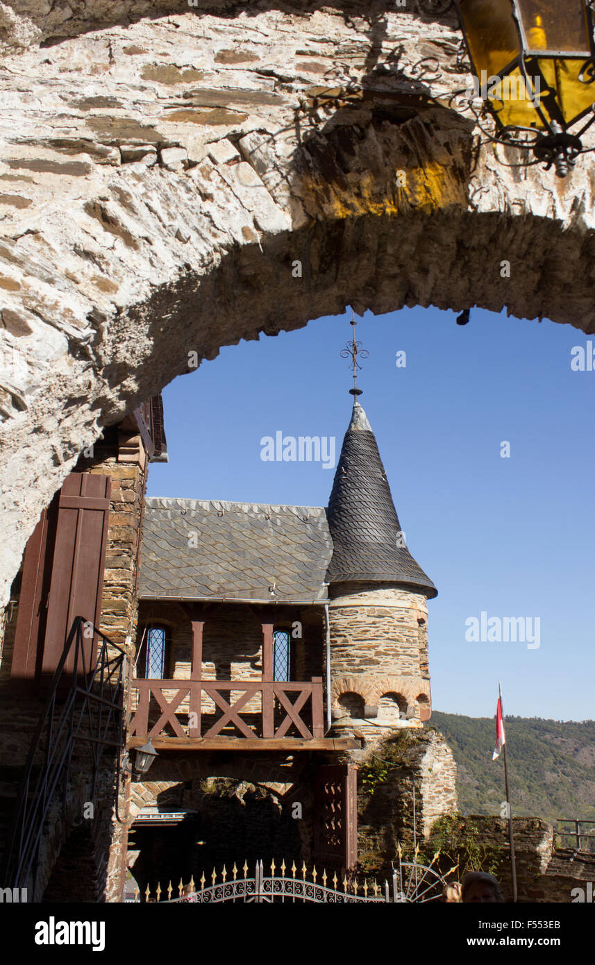 Detail der Burg Cochem.  Der "Hexenturm", mit steinernen Torbogen im Vordergrund.  Im Neo-gotischen Stil erbaut. Cochem, Deutschland Stockfoto