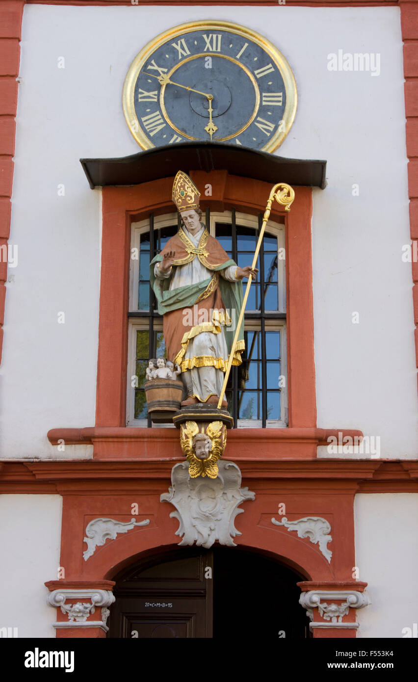 Statue des Hl. Nikolaus über dem Eingang zur St. NikolausKrankenhaus