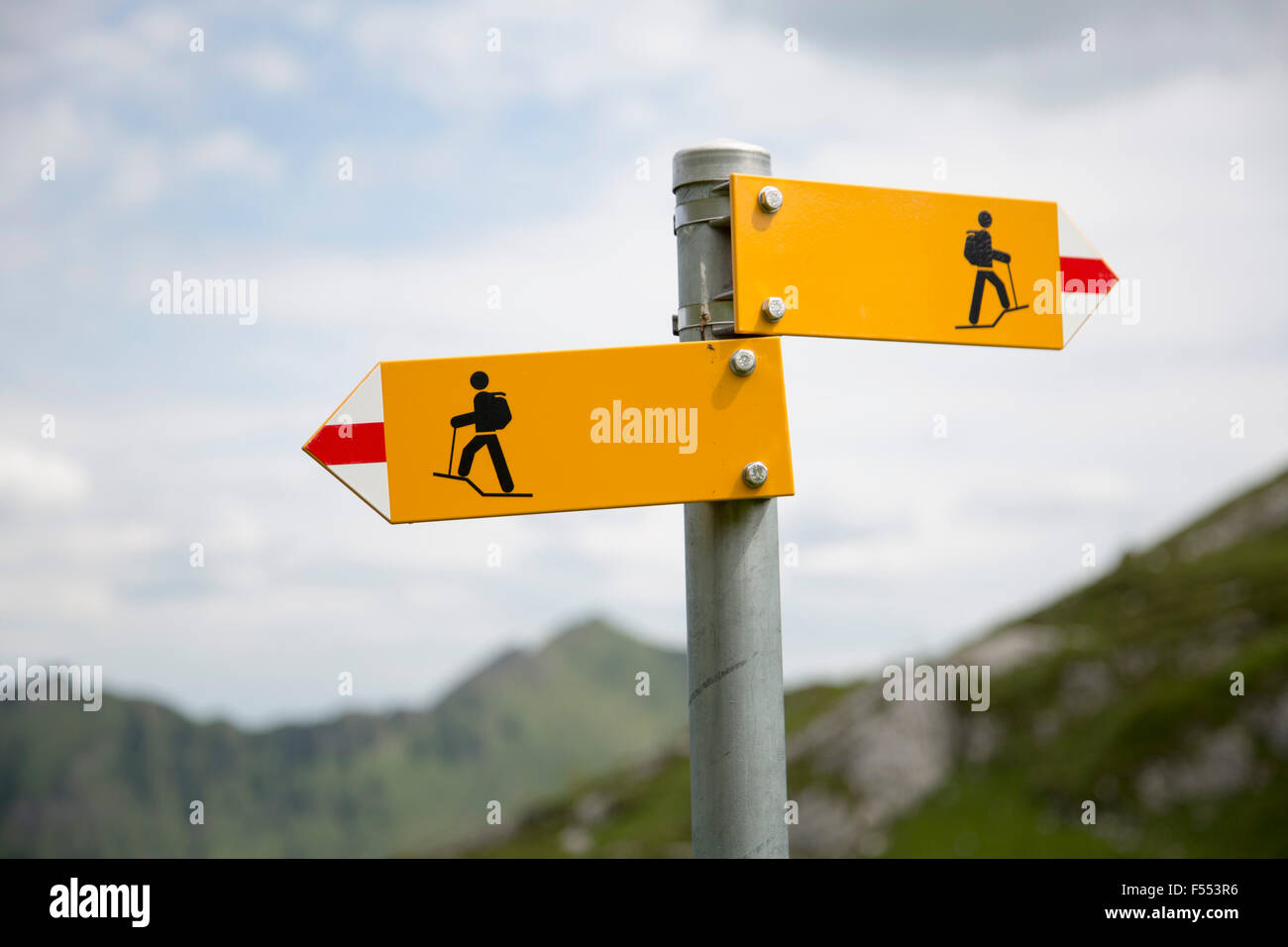 Nahaufnahme der einander gegenüberstehenden Zeichen Schweizer Alpen gegen Himmel Wandern Stockfoto
