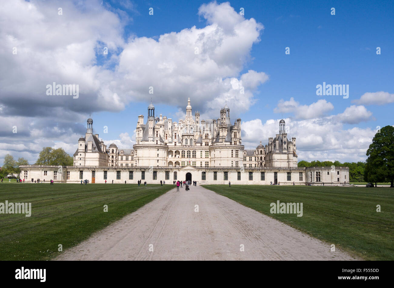 Chambord und vorne fahren. Das riesige Schloss von Chambord von der