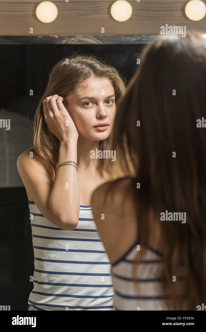 Rückansicht der schönen Frau in Spiegel Stockfoto