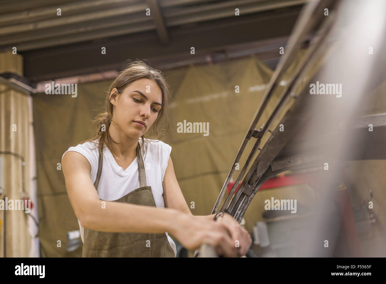 Mechaniker Auto in der Garage zu reparieren Stockfoto